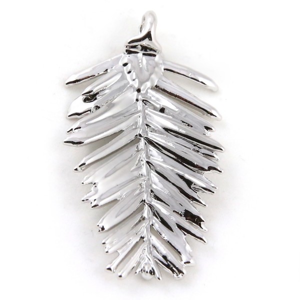 ciondolo di vera foglia aghiforme di abete placcata argento con passante per catenina