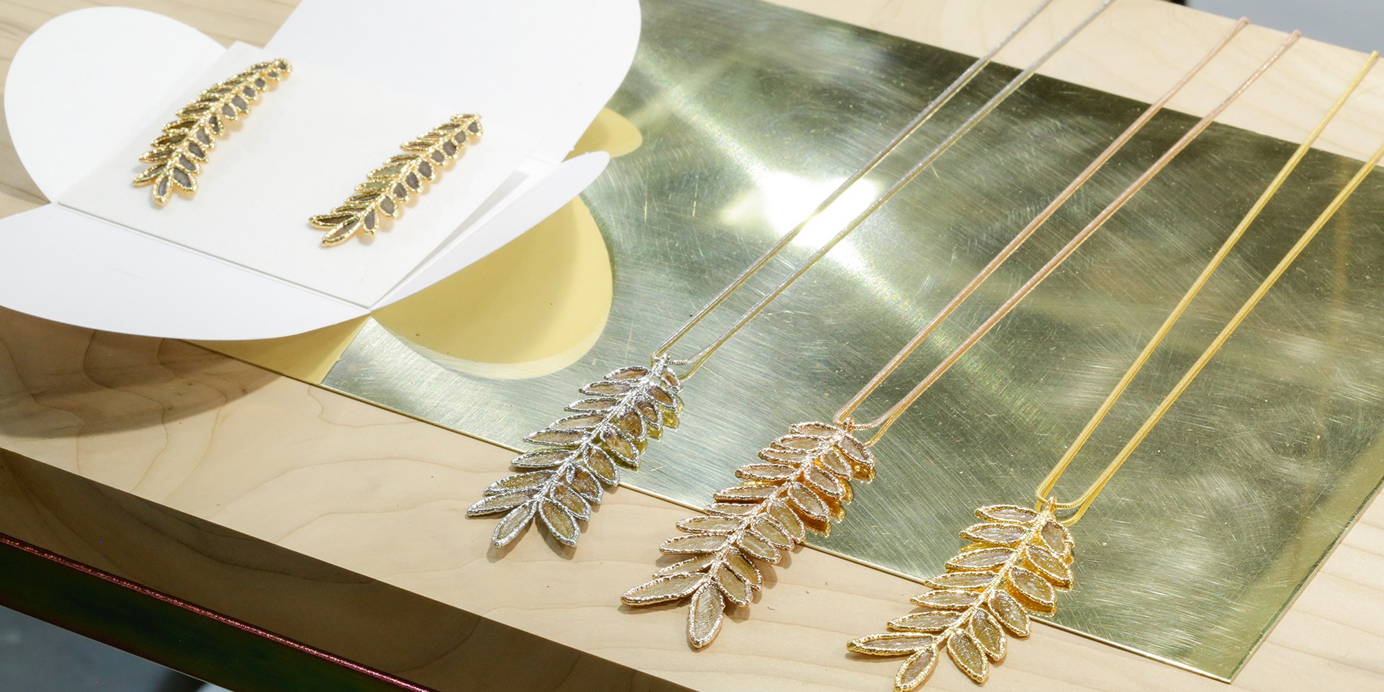 orecchini e ciondoli con veri rametti di acacia double face. Un lato naturale e l'altro placcato oro, oro rosa o argento