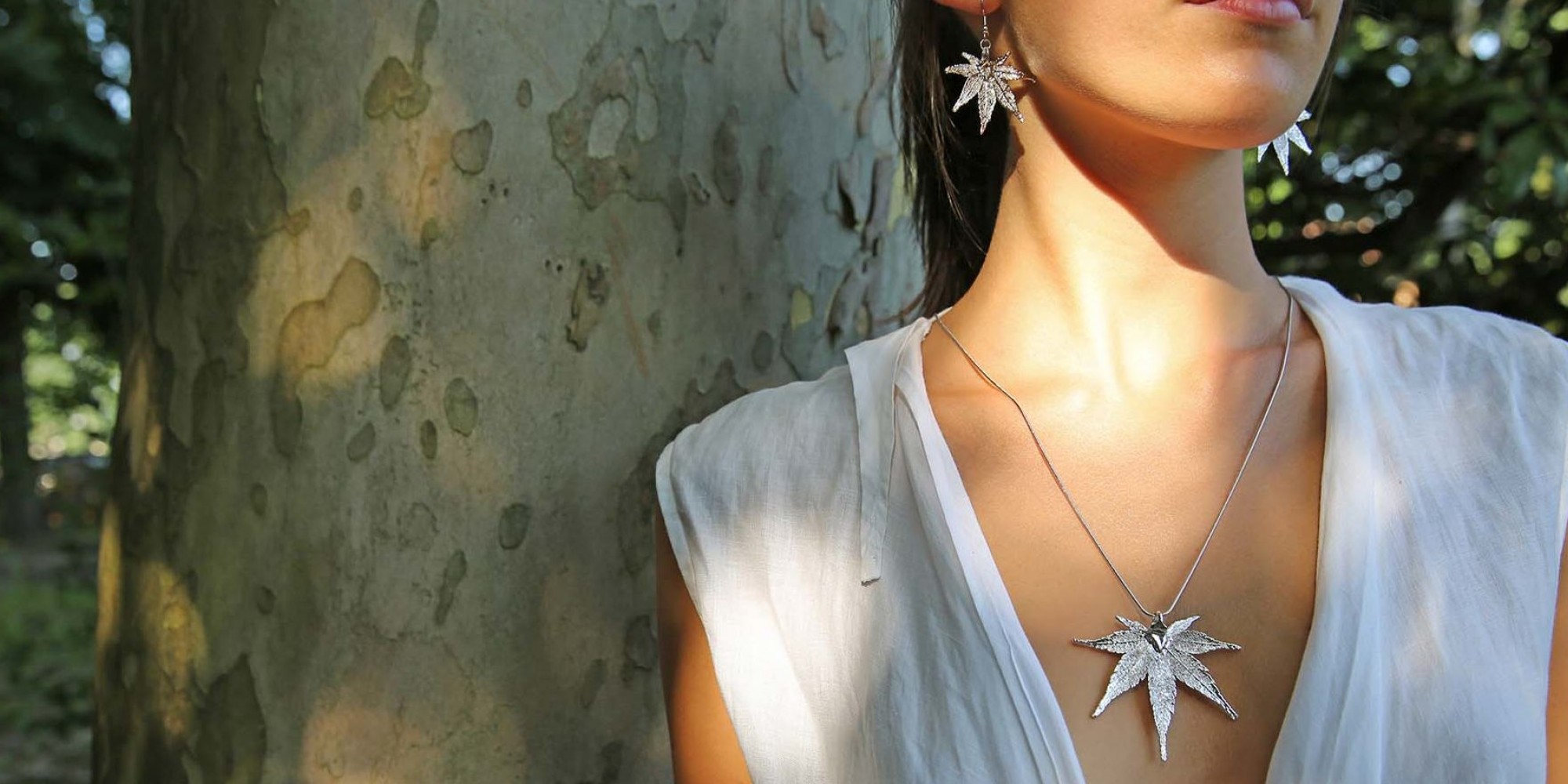Parure indossata da modella con ciondolo e orecchini di vere foglie di acero giapponese placcate argento