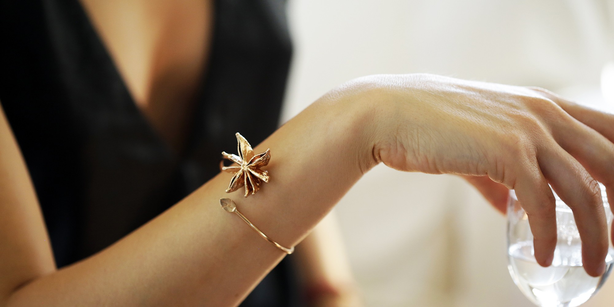 bracciale con vero anice stellato placcato oro rosa, indossato da modella