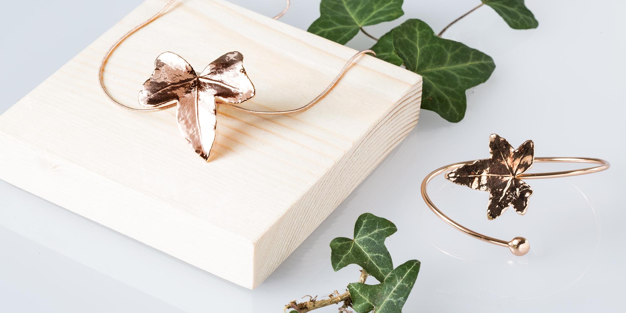Ciondolo con catena e bracciale di vere foglie di edere placcate oro rosa