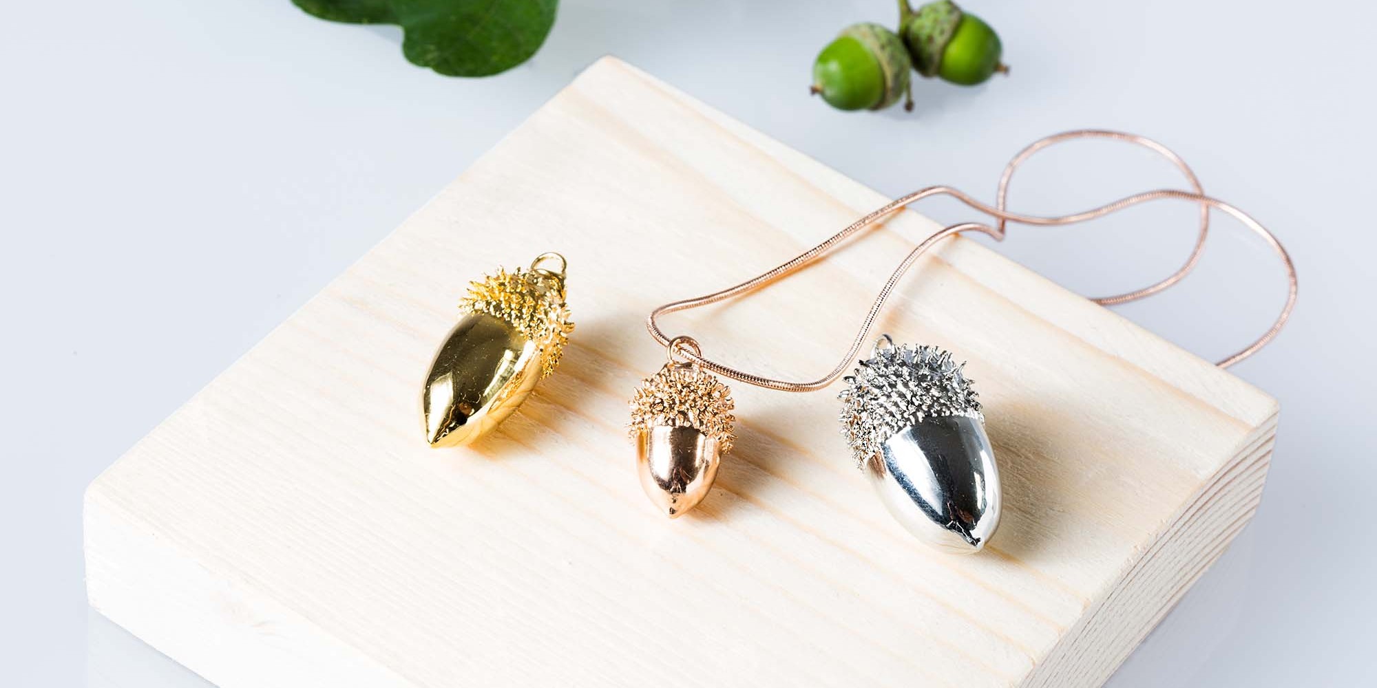 Tre ciondoli di vere ghiande nelle tre diverse placcature: oro, oro rosa e argento