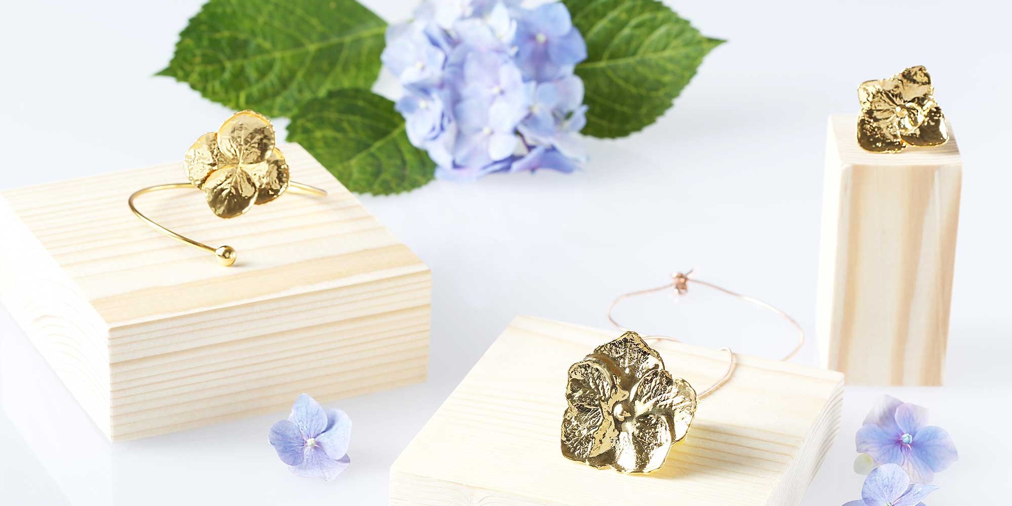 Ciondolo, anello e bracciale con veri fiori di ortensia placcati oro